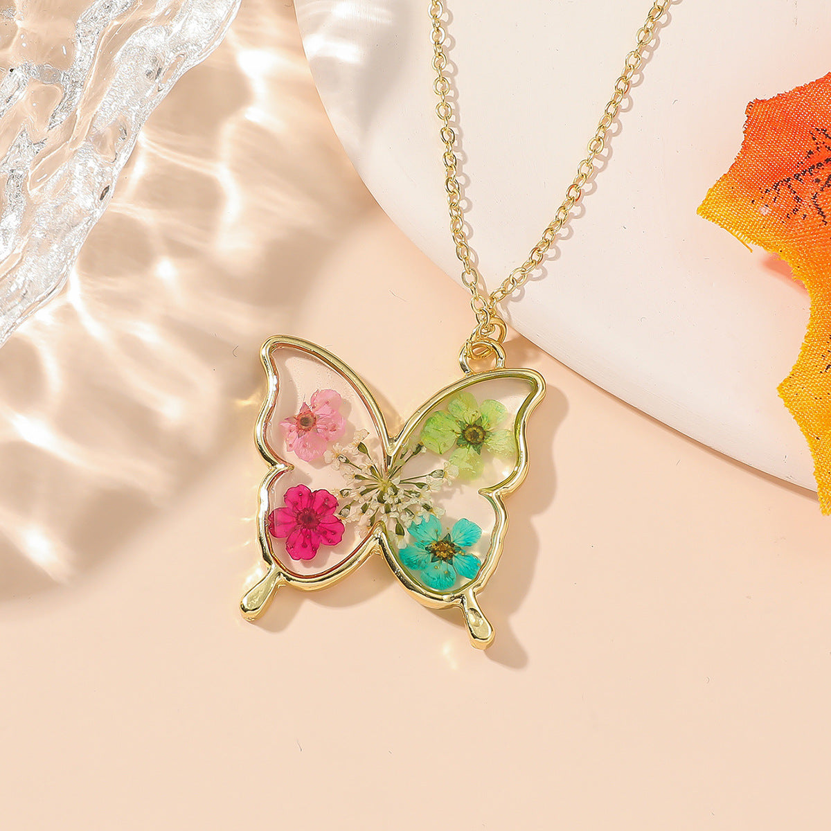 Wholesale Eternal Flower Resin Epoxy Butterfly Gypsophila Flower Pendant Necklace